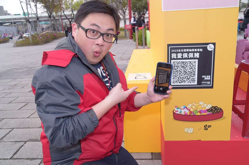 观传局长刘奕霆示范如何参加集章活动
