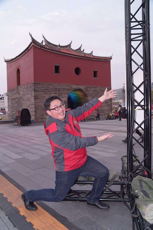观传局长刘奕霆说，参观完漂亮的灯区後，记得参加市府LINE电子集章抽大奖活动，大奖超好康，走过路过千万不要错过喔!!