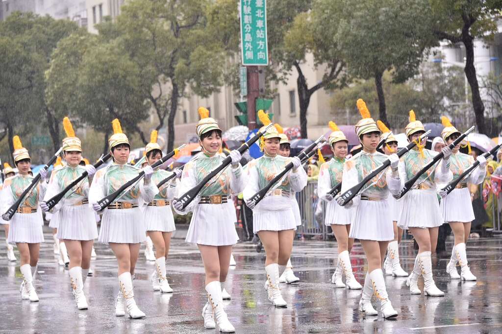 這次參與燈節遊行隊伍包括北一女中樂儀隊等多所學校表演團體，不畏風雨的演出引來現場熱情掌聲.JPG