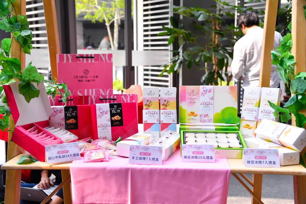 一之轩食品公司今（14）日推出花季限定包装绿豆冰糕、牛轧饼、手工麻糬等礼盒，全台门市上架供民众选购！