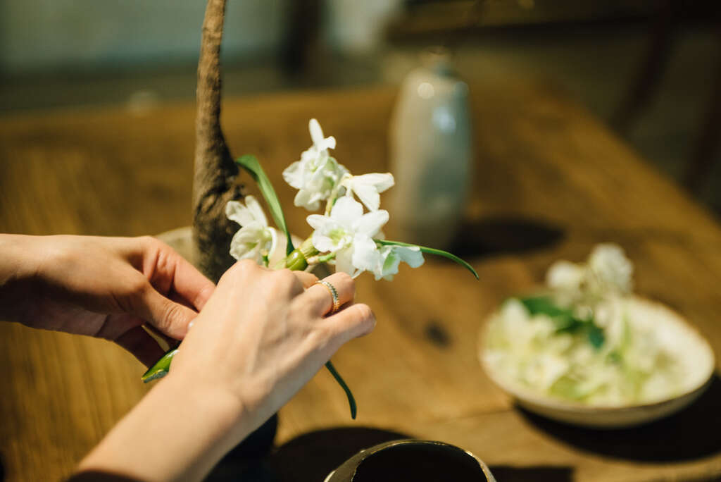 以花入室 以花入茶