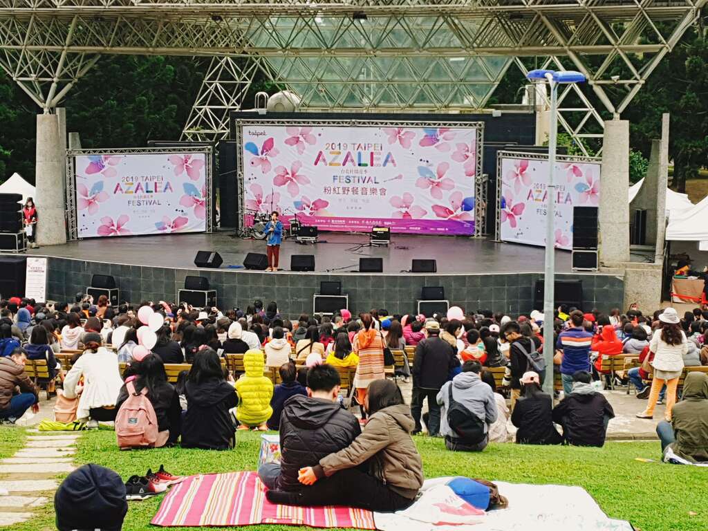為了杜鵑花季粉紅野餐音樂會和民眾的約定，原本天氣預報說的微雨天居然轉晴