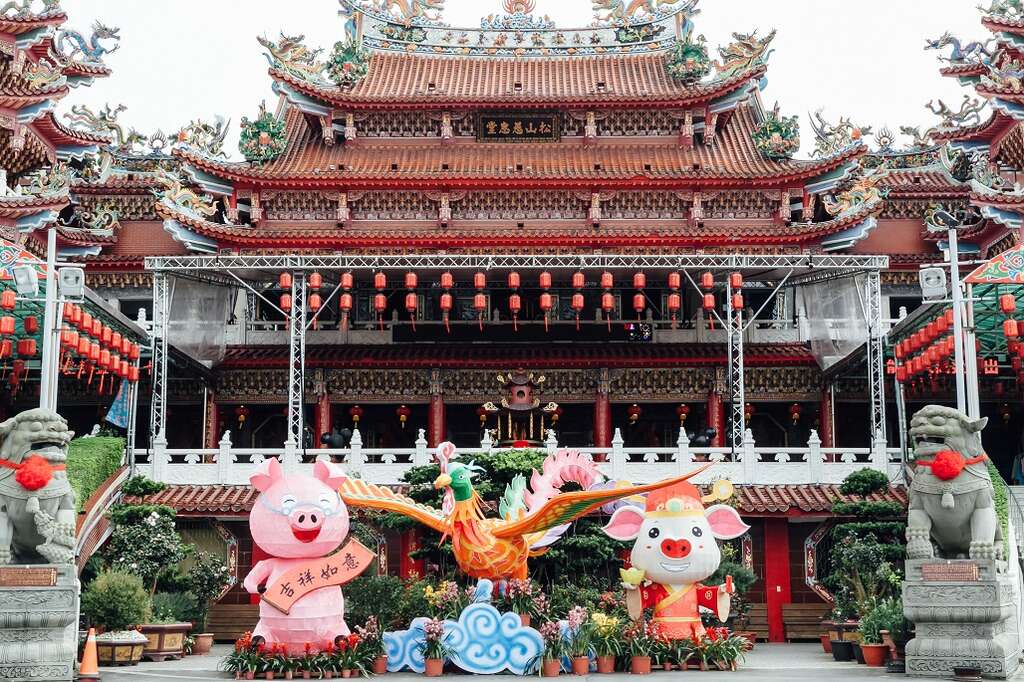 松山慈惠堂弘大庄严的庙宇建筑，展现出非凡气度。