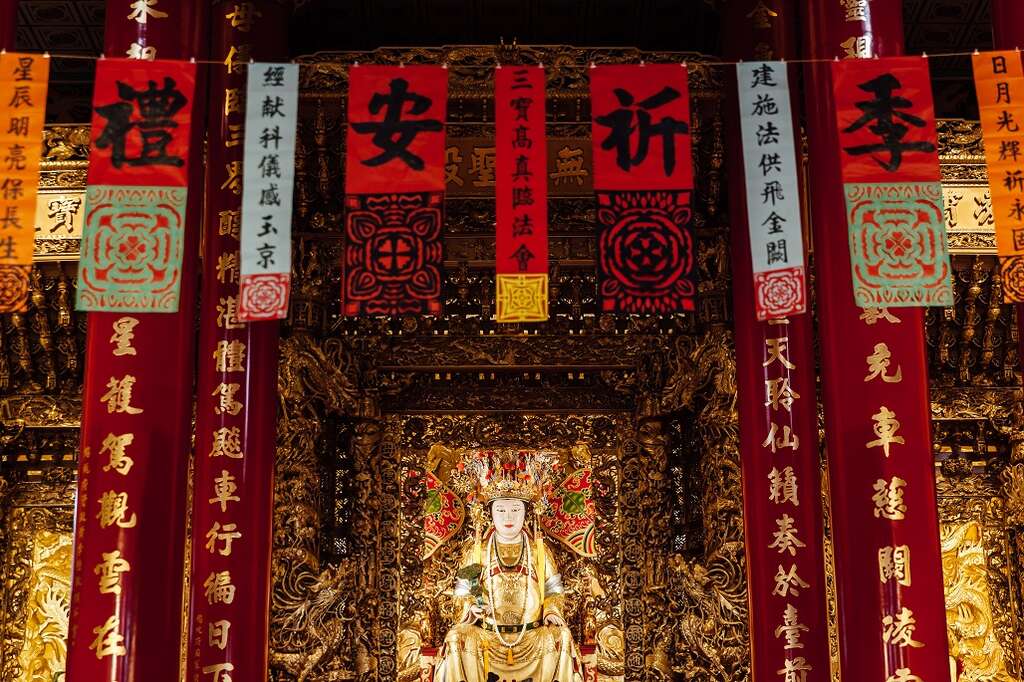 松山慈惠堂的师兄师姐们统一穿着「青衫」，给人安定的感觉。