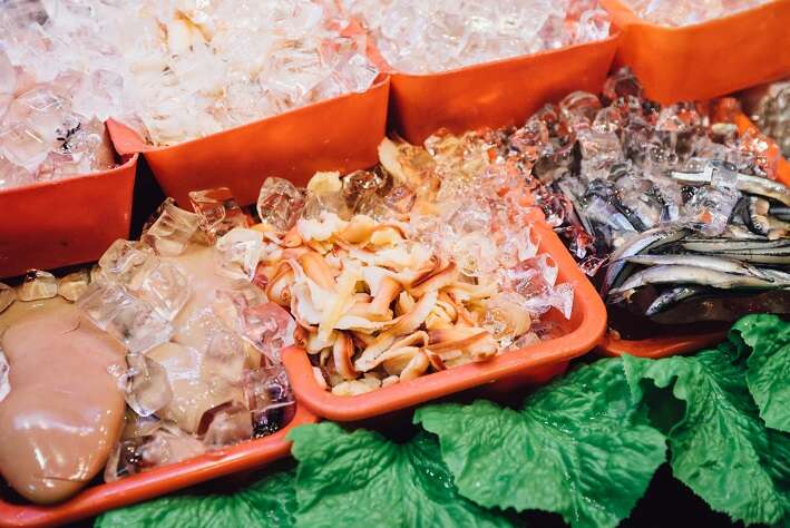 热炒店陈列出的各式生鲜食材，引人注目的色彩勾动着味蕾。