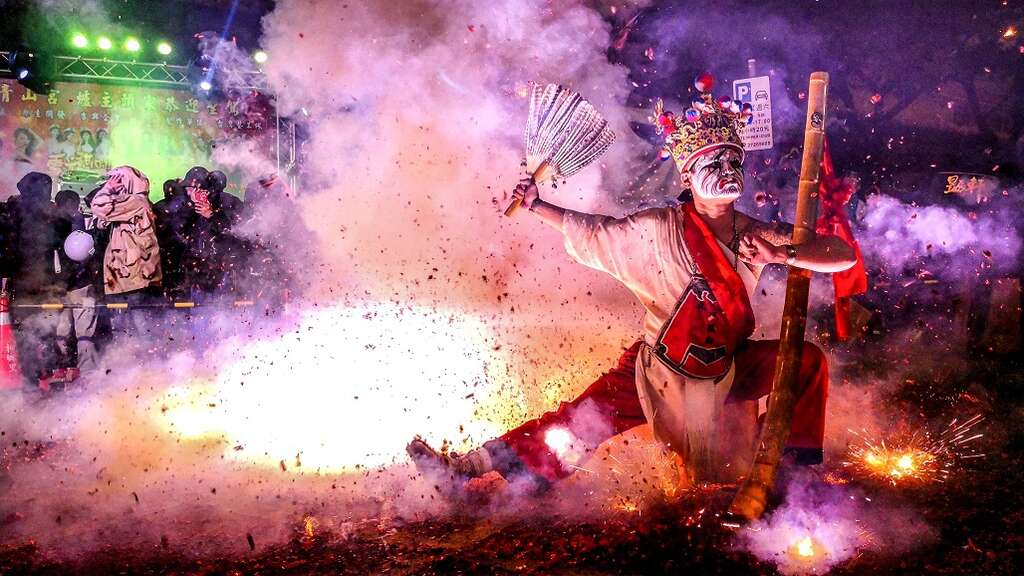 穿梭青山王祭典，存摺將陣頭的熱鬧精準捕捉。
