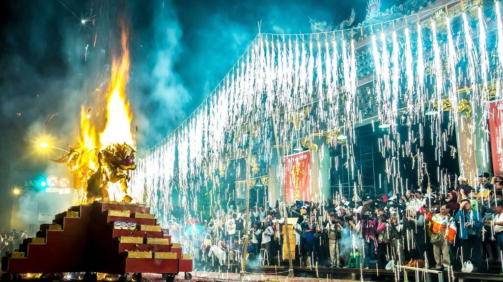 能驅邪除疫的「放火獅」是保生文化祭最受矚目的重頭戲。