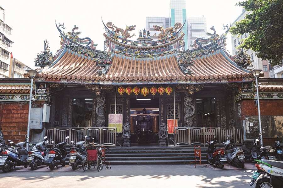 香火鼎盛的慈聖宮，是大稻埕的三大廟宇之一。