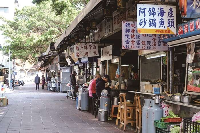 慈圣宫妈祖庙前的小吃，是台北人不变的美食记忆。