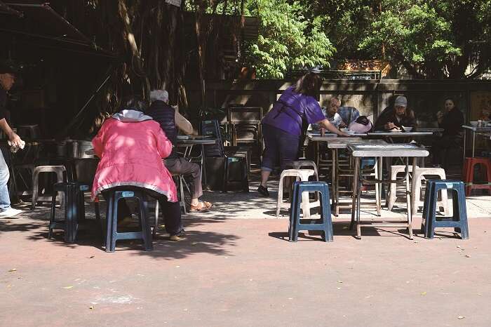 在街邊樹下悠閒地吃個午飯，是大稻埕的療癒日常。