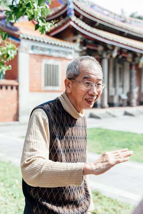 何良正醫生退休後投入導覽，帶大家體驗街區過往的美好。