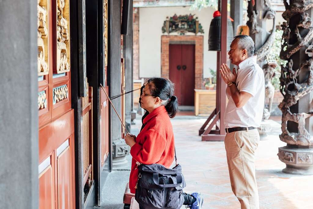 虔诚的信徒，向神明诉说着心事。