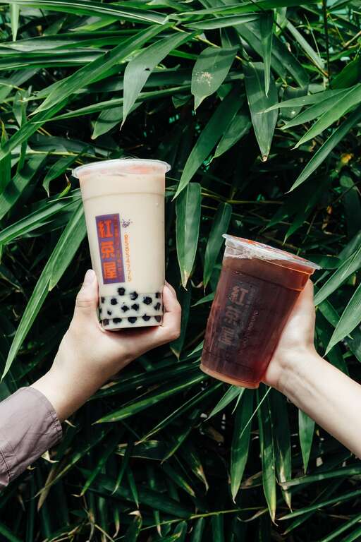 散步累了，就來杯古早味紅茶和奶茶。