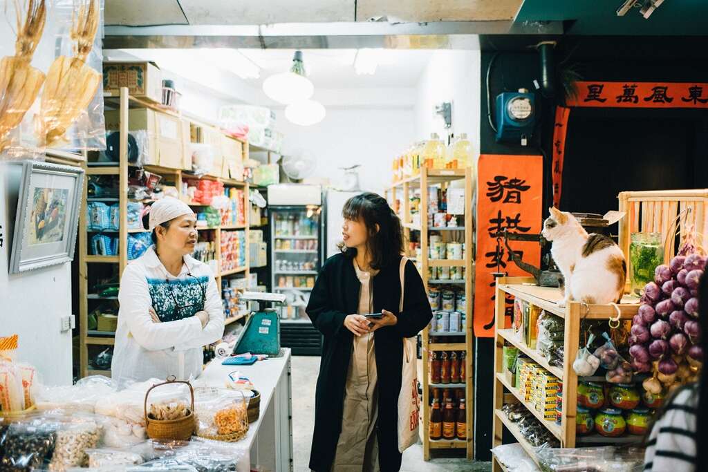 空间重新设计後的杂粮行，明亮又舒服。