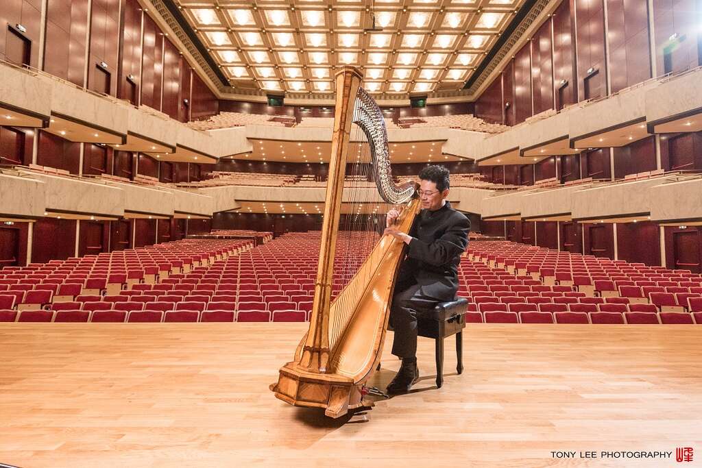 李哲艺擅长的乐器其实是西方乐器竖琴，让人很难联想他会取材传统文化。