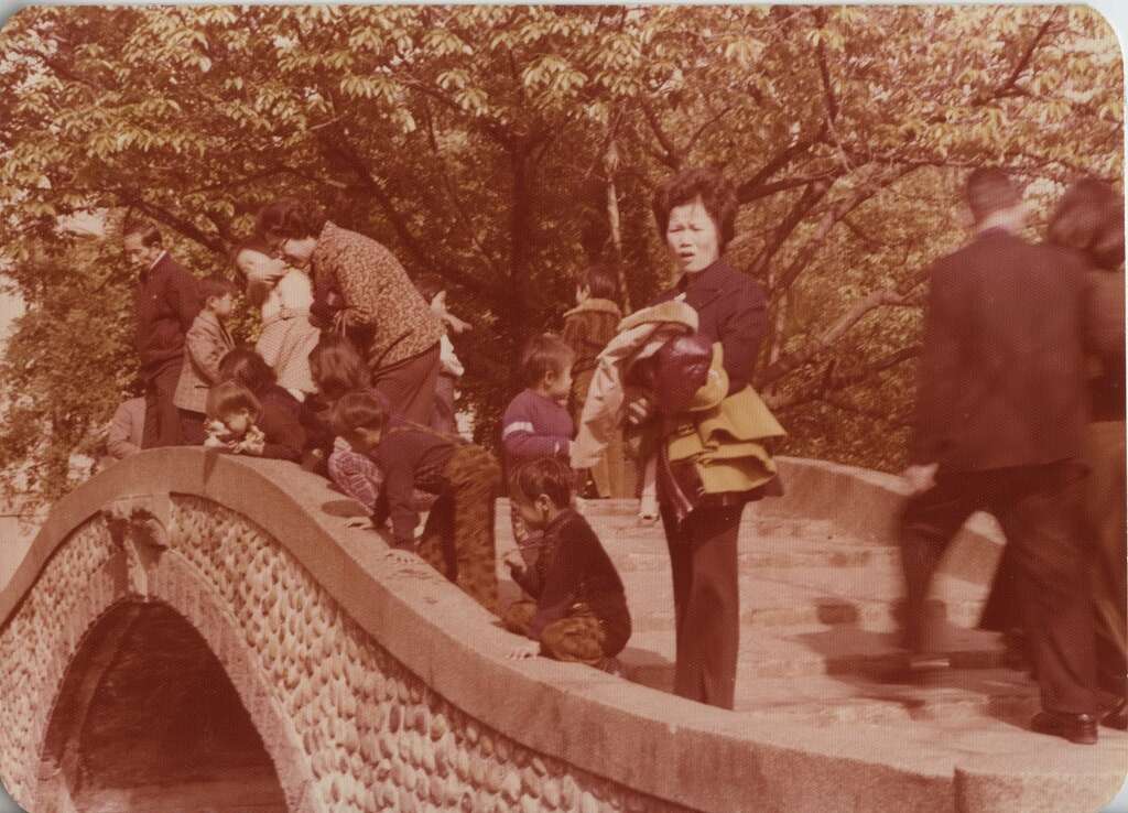 1980年代高傳棋母親帶著他與大哥至新公園旅遊的合影。