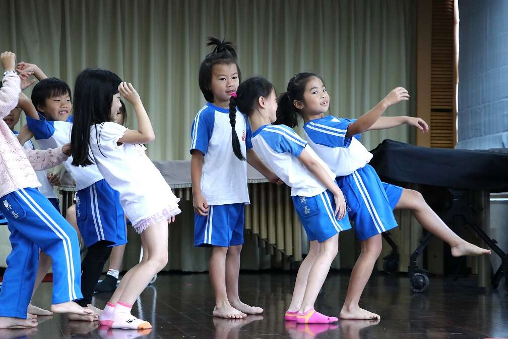 為了呈現最好的表演，博嘉實小學生努力彩排練習。