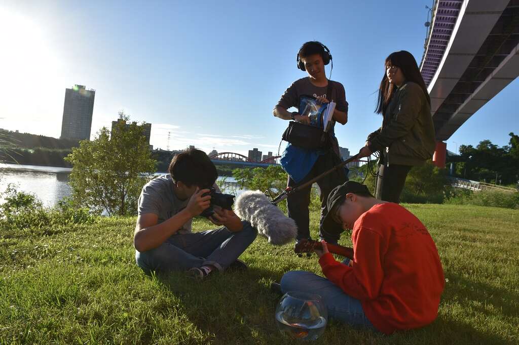 TMS學生多才多藝，寫腳本、拍片、剪片、彈奏樂器樣樣都難不倒。