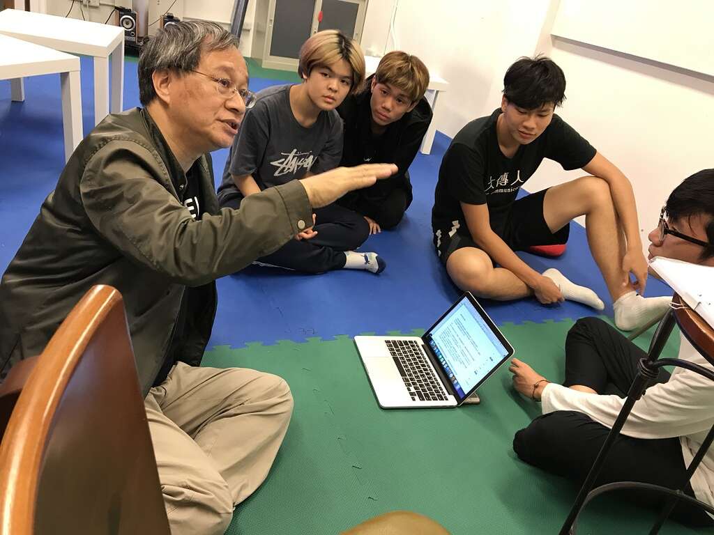 擁有豐富產業經驗的TMS校長小野（左）教授學生相關知識。
