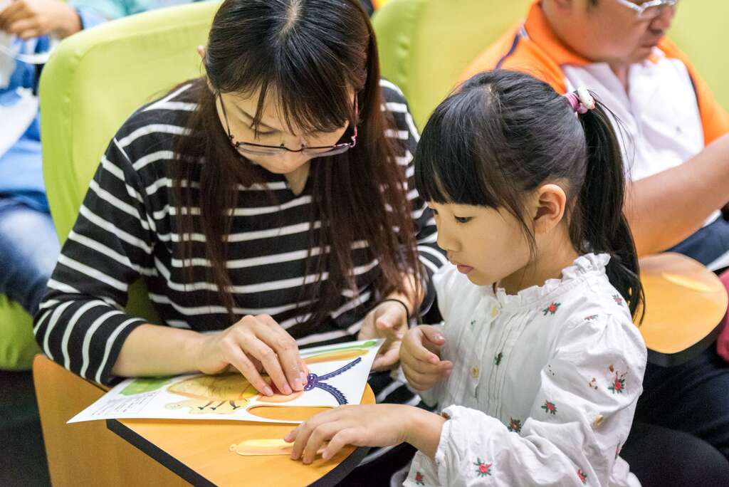 臺北動物園是交通便捷、有妥善規劃，能讓親子寓教於樂的賞螢環境學習場域