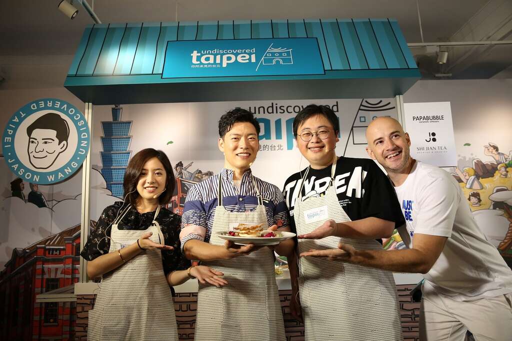 主持人吴凤宣布Jason料理挑战成功，”新式煎饼卷佐菊花酱及夏日水果”上菜!.JPG
