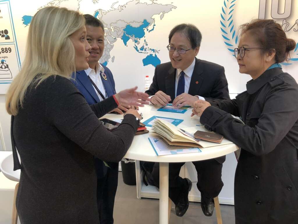 台北市政府觀光傳播局股長游美娟(右一)、外貿協會副秘書長暨2019台北市會展提升計畫主持人王熙蒙(右二)與2位市府會展國際顧問洽談