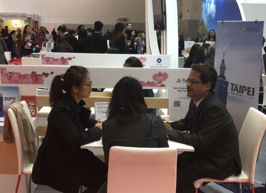 台北市政府觀光傳播局股長游美娟（左一）於IMEX展向國際業者介紹台北市會展資源及優勢