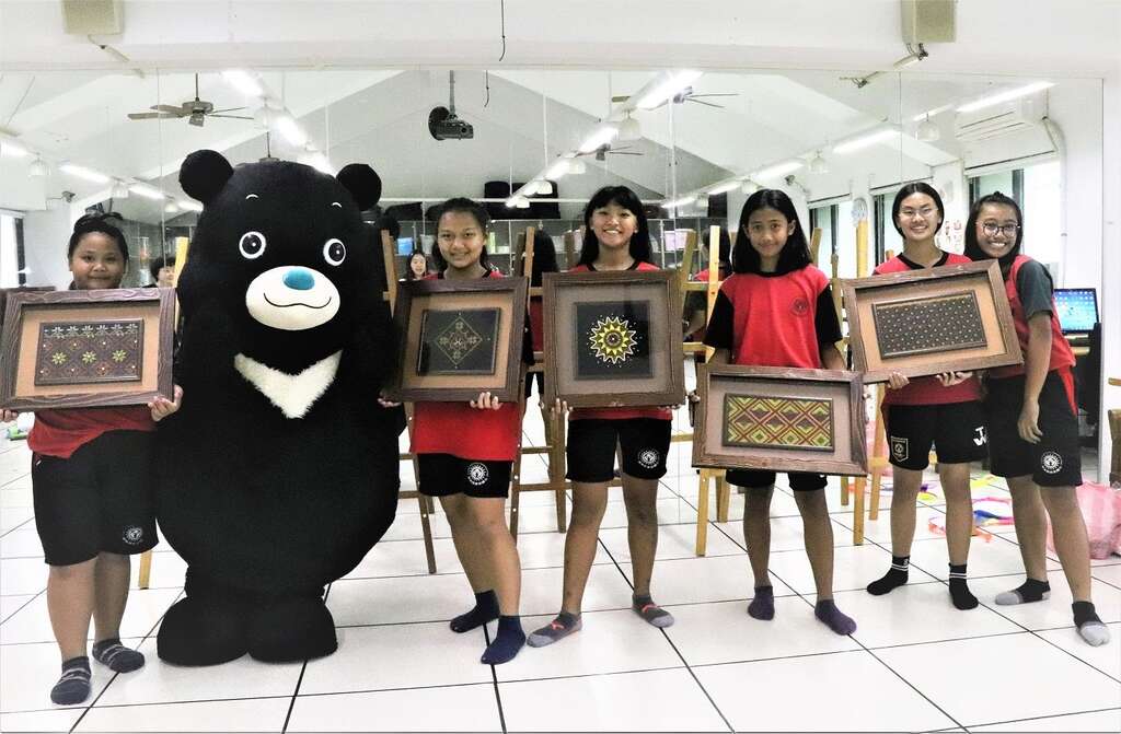 泰武國小學童和熊讚分享刺繡作品_