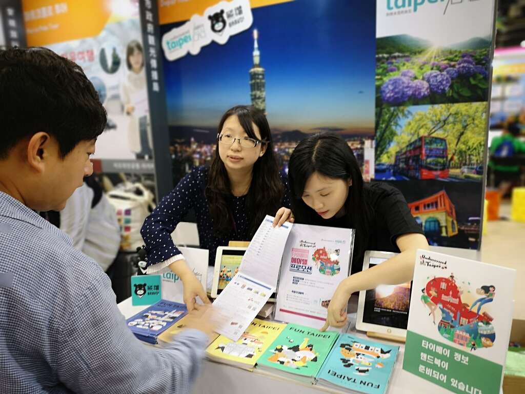 图一：观传局将台北市最具特色的景点介绍给现场民众