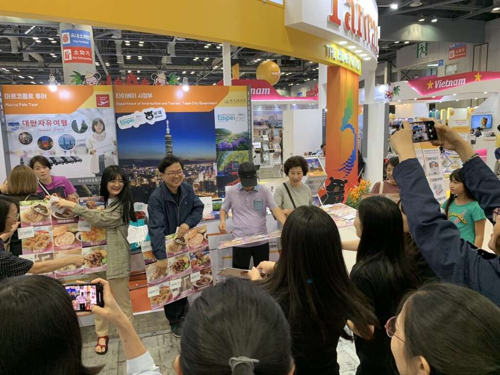 图三：韩国民众至台北展摊参加互动游戏，现场民众踊跃参加