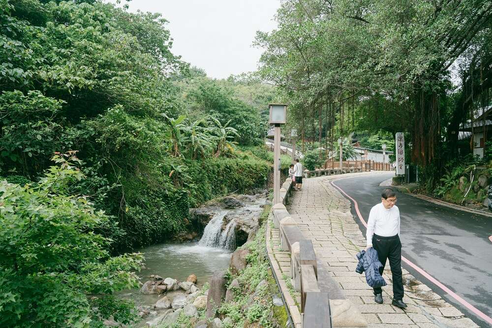 北投溪发源自地热谷，将泉水带入北投，让河水成为当地人日常的一部分。