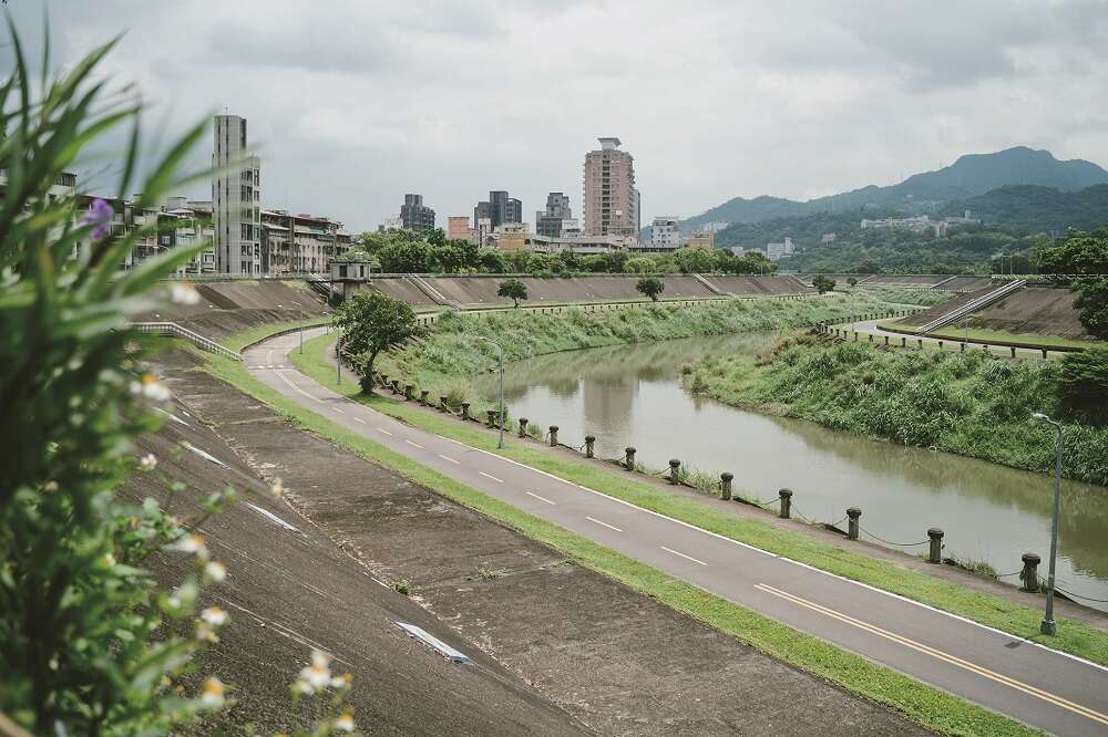 河濱公園、自行車道的設置，重新塑造了人與水岸的關係。