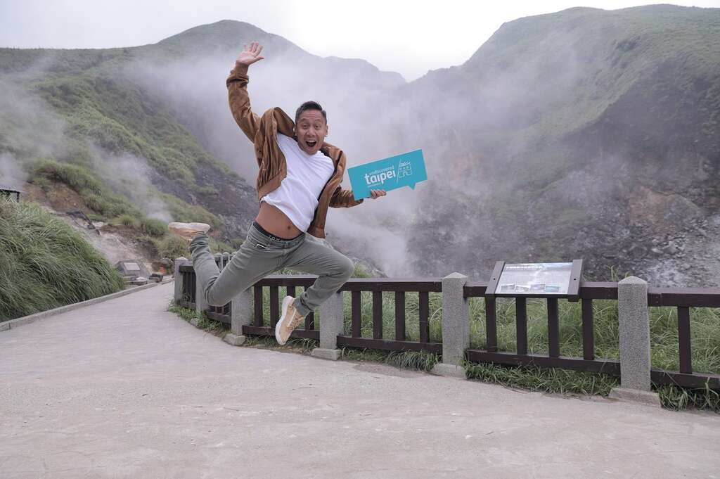 Mikey Bustos第一次到訪陽明山小油坑,興奮之情溢於言表.JPG
