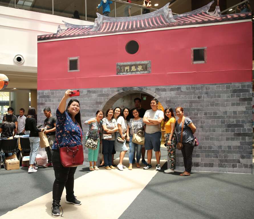 观传局把北门搬进菲律宾人气百货商场,展现台北意象的气势