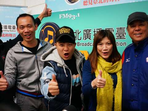 黄金教练团苏青山(左一)、黄祺轩(左二)及彭剑勇(右一)接受「运动Spotlight」节目访问