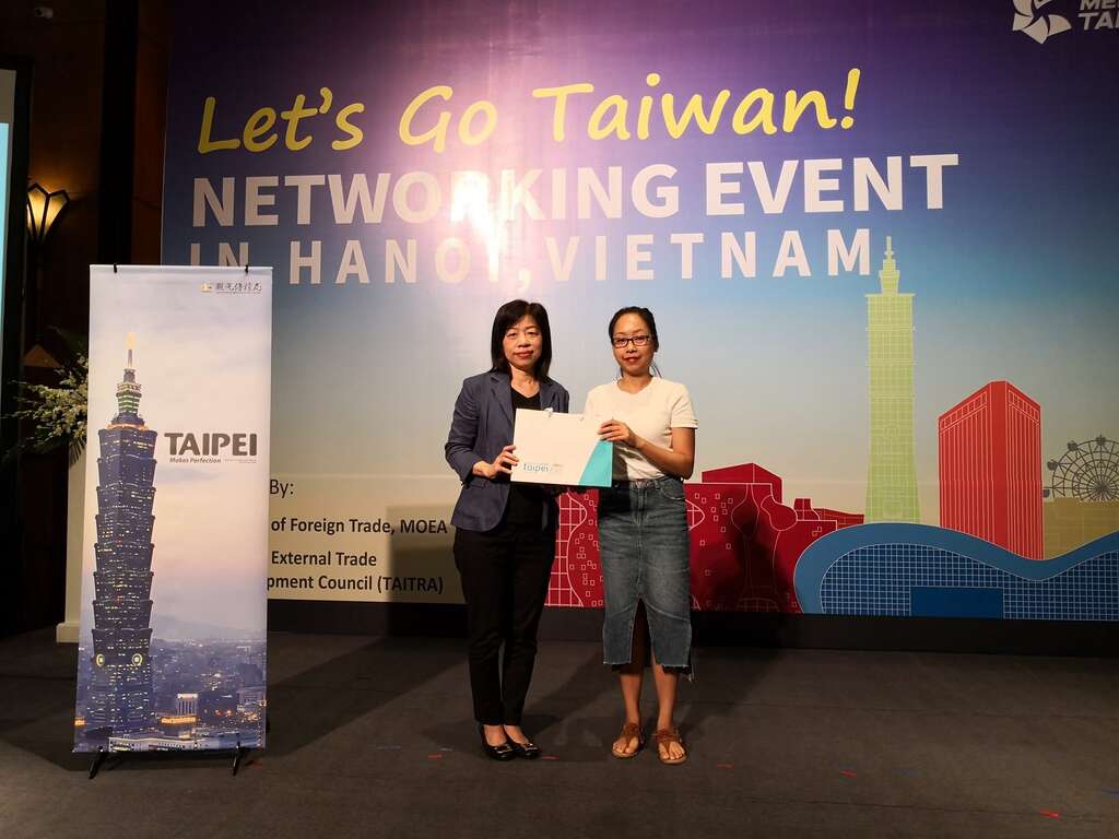 台北市政府江春慧专委赴越南河内推广台北优质MICE环境并与有奖徵答获奖业者合影
