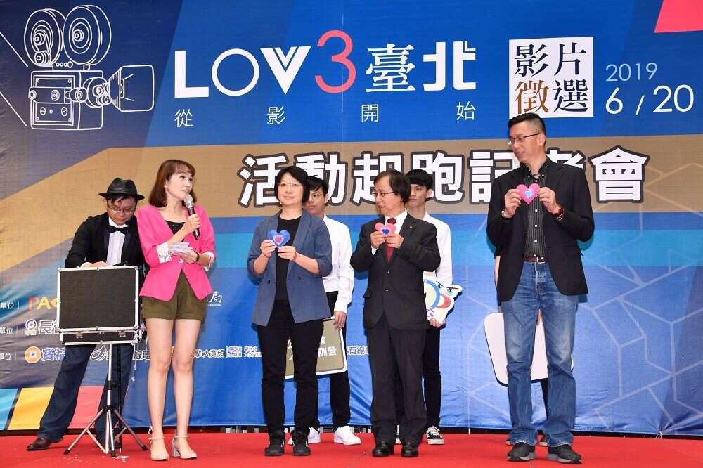台北市观光传播局主秘萧君杰（前排左二）及公用频道协会理事长周志诚（前排右二）欢迎市民投稿拿奖金。