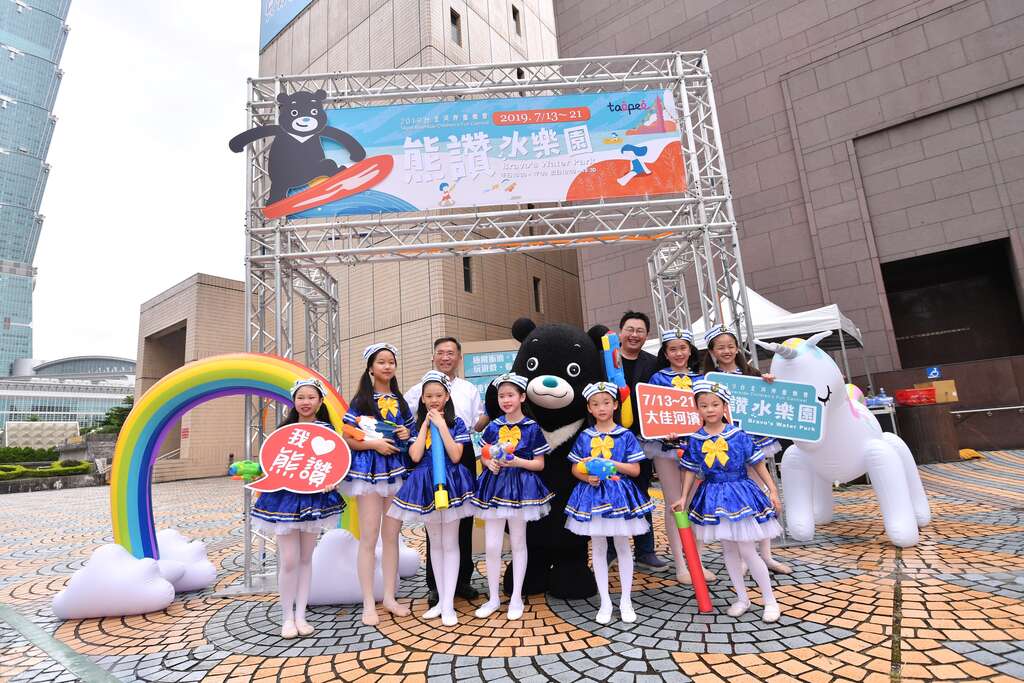 台北市副市长蔡炳坤（後排左一）、熊赞、观光传播局局长刘奕霆及小朋友开心邀请大家参加「2019台北河岸童乐会」各项活动。.JPG
