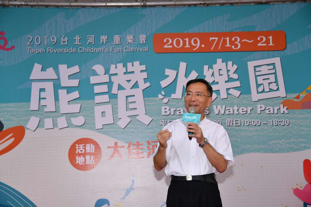 台北市副市长蔡炳坤向市民推荐暑期由市府主办旳各项亲水活动。.JPG