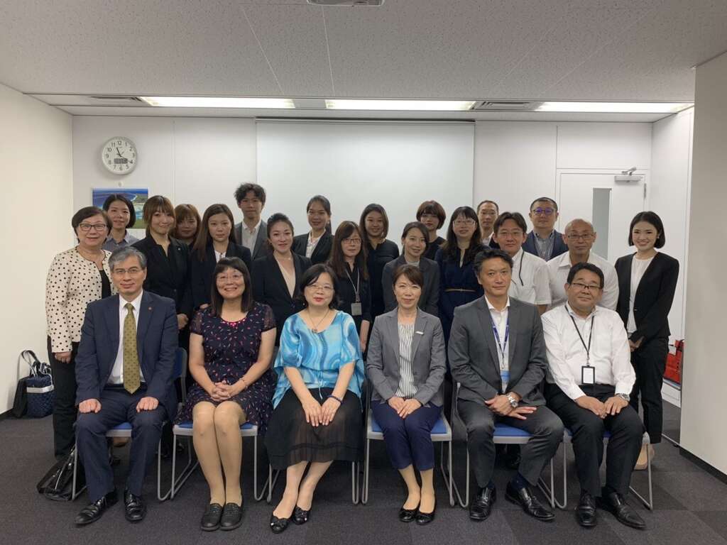 观传局李丽珠副局长(前排左二)、2019台北市会展MICE提升计画林淑惠协同主持人(前排左三)及其他台湾业者与日本JTB亚洲暨大洋洲部堀田美香子部长(前排右三)及营业企划部三桥英记部长(前排右二)等该旅行社同仁交流合影