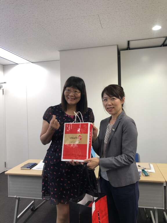 观传局李丽珠副局长致赠凤梨酥及茶叶与日本最大旅行社JTB亚洲暨大洋洲部堀田美香子部长