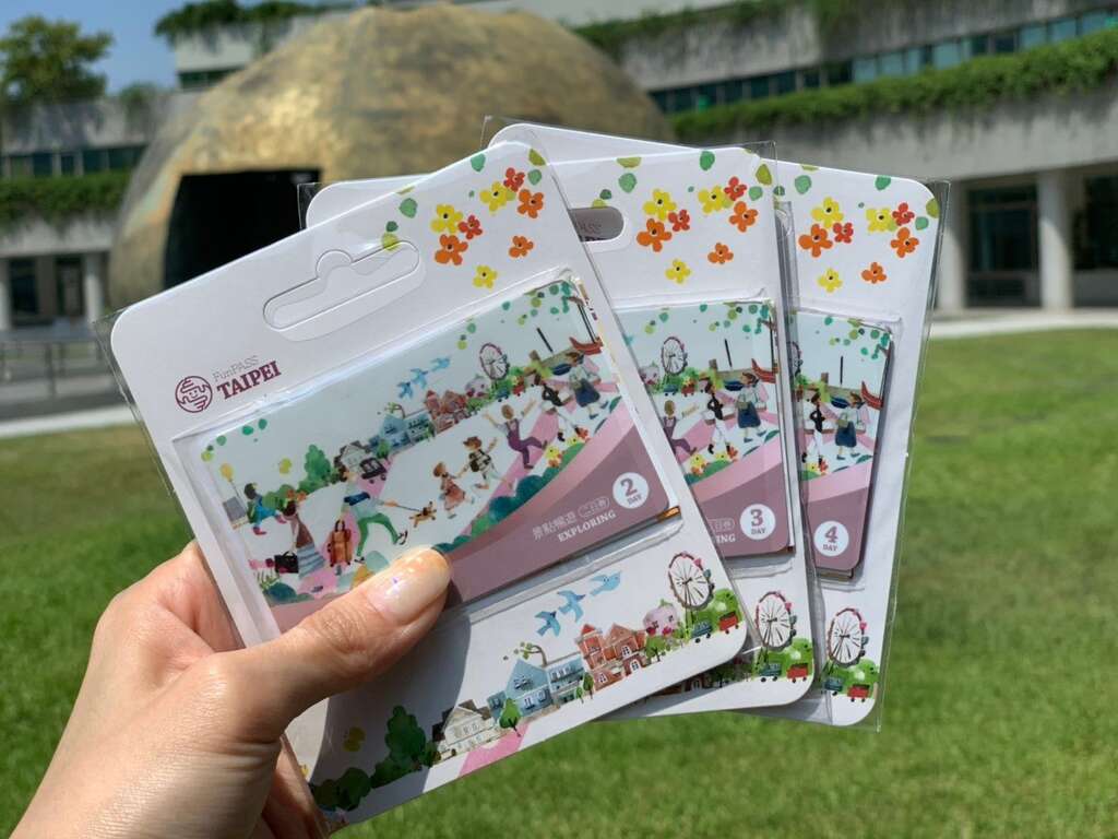 為歡慶上市發行，即日起透過官網購買景點暢遊卡就限量贈送臺北雙層觀光巴士「4小時票」一張