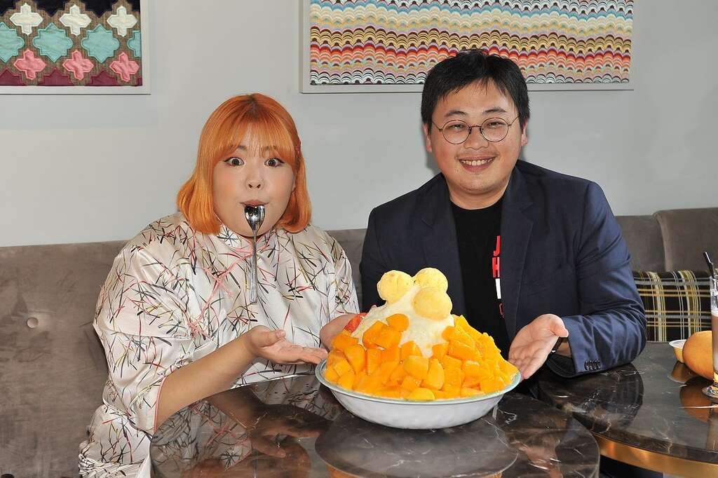 觀傳局局長劉奕霆和梁粹斌大啖芒果冰美食