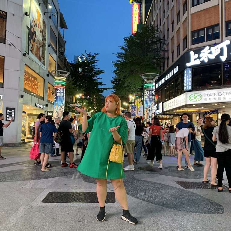 梁粹斌在臺北市西門町打卡拍照