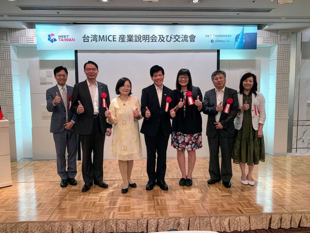 台北驻大阪经济文化办事处福冈分处陈忠正处长(中间)、观传局李丽珠副局长(右三)、九州台湾商工会庄野佣雄副会长(右二)、福冈台湾贸易中心骆慧娟主任(右一)、2019年台北市会展MICE提升计画林淑惠协同主持人(左三)及中华航空福冈叶进福支店长(左二)於MEET_TAIWAN福冈推介会合影