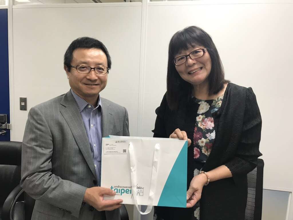 观传局李丽珠副局长拜会Ritz_International旅行社营业部彭崑次长，双方交流热络