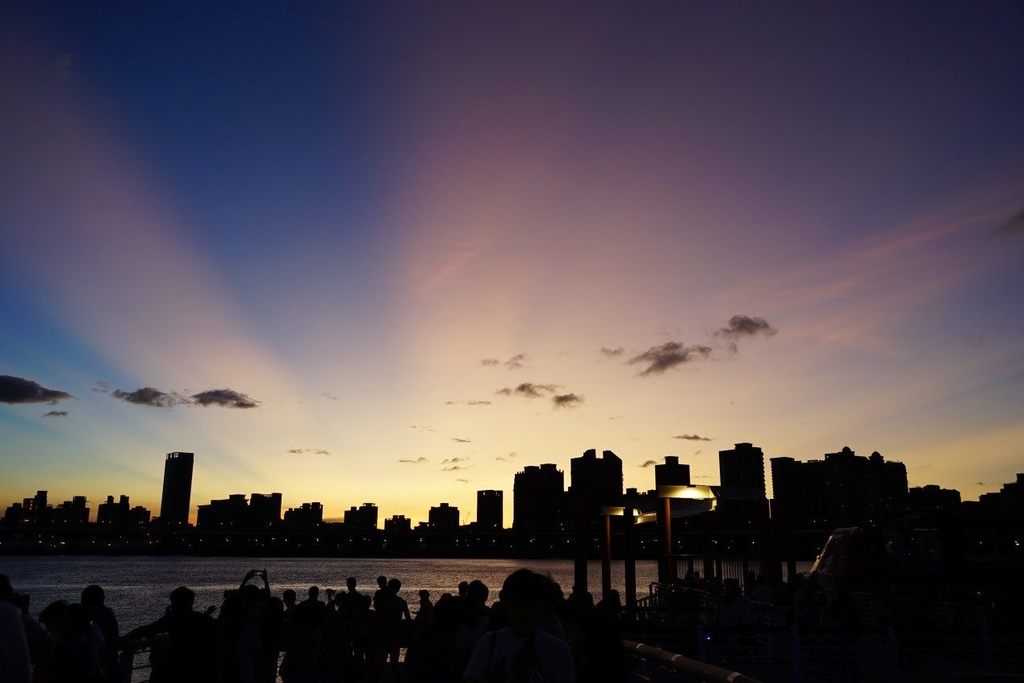 今日天公作美，河岸夕陽與夏夜晚風為情人節帶來不少人潮。