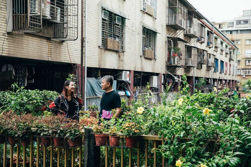 李秀芬和贫穷男因为身处的视角不同，对谈起来格外热闹、有趣。