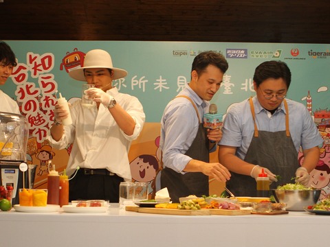 劉奕霆(右)與登坂廣臣(左2)體驗製作臺北市美食