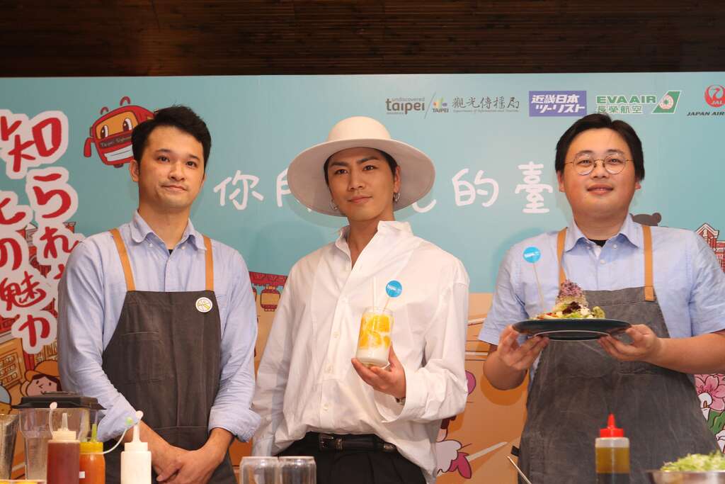 劉奕霆氏と登坂氏が、お手製のマンゴーシェイクと季節のサラダを試食